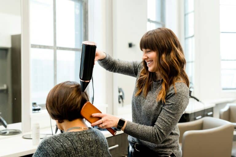 Reklama salonu fryzjerskiego — pomysły na marketing w sieci